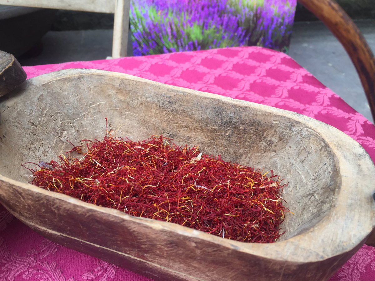 🚀Comencem les xerrades a l’estand de PECT #BioMarkets a la 70a Fira de Sant Isidre a #Solsona amb una xerrada sobre el #safrà i la #rosa mosqueta a càrrec de Productes artesans Serra la Vall 🌺#plantesaromatiquesimedicinals #PAM #bioproductes