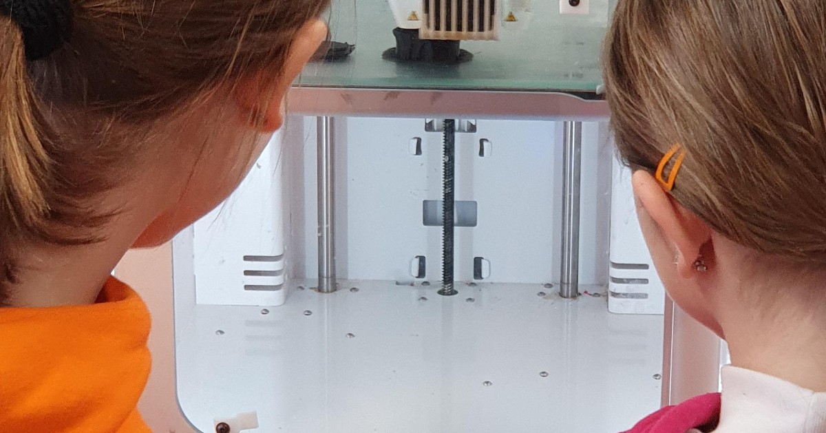 ArtsetMetiers_'s tweet photo. Je veux devenir ingénieur !, avoue un maternel après une après-midi d'immersion dans les ateliers du campus de Cluny, lieu où les étudiants Arts et Métiers ont fabriqué la maquette d'un moulin pédagogique dans le cadre de La Main à pâte.
Rdv dans 15 ans sur les bancs du campus ! https://t.co/DEJ3gFnz1d