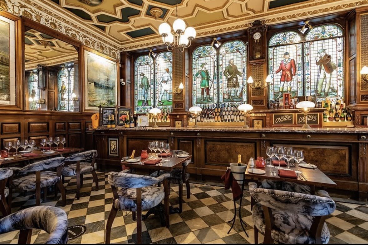 CafeRoyalEDN's tweet photo. Have you eaten in our oyster bar, surrounded by stunning stained glass windows.
.
.
#edinburgh #scotland #stainedglassart #stainedglasswindows #stainedglassdesign https://t.co/61EPMzHzCS