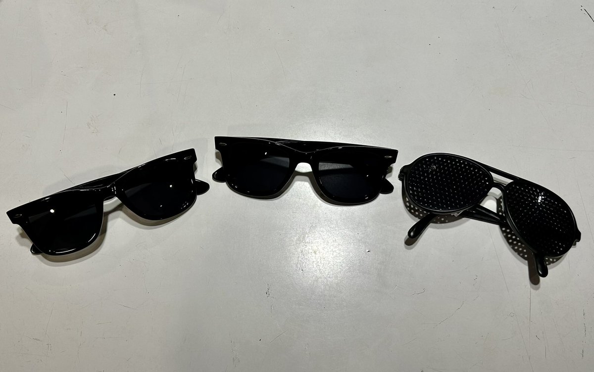 MzesRecordz's tweet photo. 【アカサカトリオ】
楽屋に置いてありましたこちらのサングラス🕶🕶🕶

それぞれ誰のでしょうか？🤔
答えは、30分後に… https://t.co/Ax1rGb7uY0
