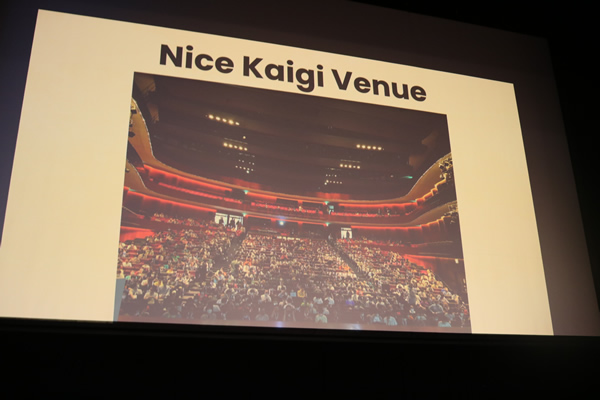 gihyoreport's tweet photo. #rubykaigi 2023 クロージングは、オーガナイザーの松田さんです。「Matsumoto is Nice And So We are Nice!」と掛けた謝辞を述べ、その後、今年の運営チームへの感謝の拍手が参加者から送られました。そして来年の開催地が沖縄になることが発表され、今年のRubyKaigiは幕を閉じました。 https://t.co/rqinXxOSeF