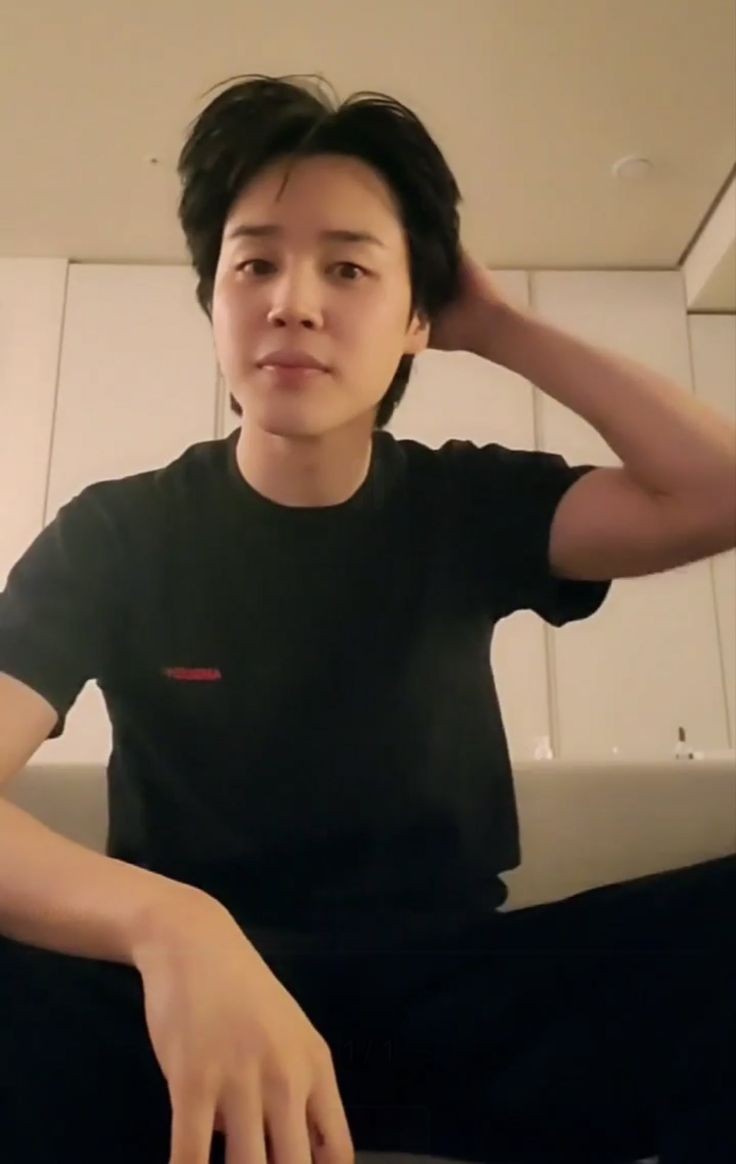 BTS__PKJIMIN's tweet photo. 행복한 주말 아미들.  좋은 하루 되세요☺ https://t.co/CPsriCuXBM