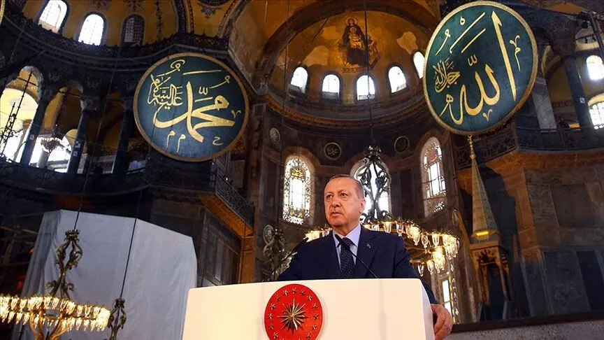 solcugazete's tweet photo. Cumhurbaşkanı adaylarının son programları belli oldu:

Kılıçdaroğlu, Mustafa Kemal Atatürk’ün ebedi istirahatgahı Anıtkabir'i ziyaret edecek.

Erdoğan ise Ayasofya'yı. https://t.co/SWrZ2G27N8