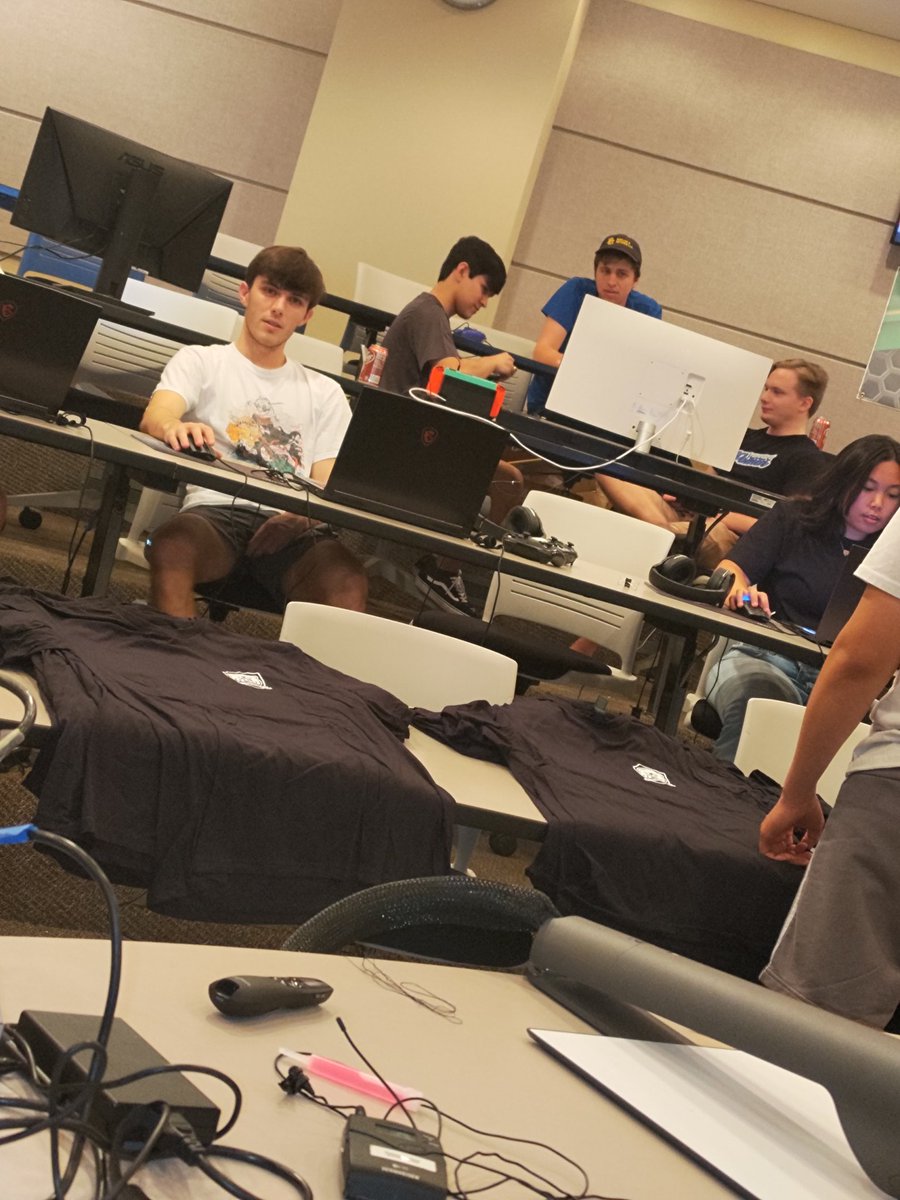 Oso_Esports's tweet photo. Special Thanks To MSI for lending all of the Laptops to us made the event enjoyable for everyone involved https://t.co/kl45EBvInb
