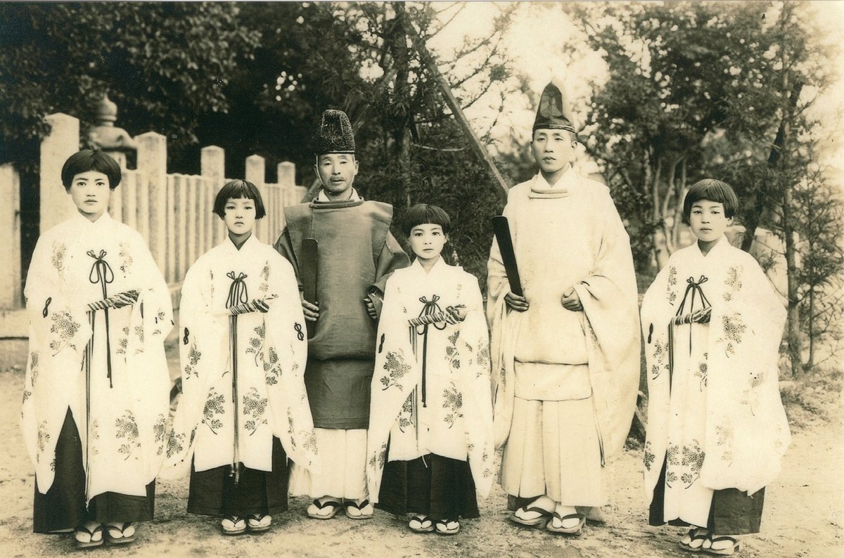 一千有余年の歴史を持つ当社ですが、過去半世紀を振り返っても水害や不審火等により貴重な遺物は失われており、今や公的な機関や氏子崇敬者により保管していただいているものが過去を振り返る重要なものとなっております。そのような中、最近寄贈いただいた写真の一部をご覧ください。