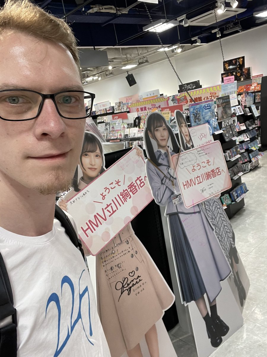 LetsPlayV3rby's tweet image. Traveling half way across the world just to see @reinyan_0526 cut outs at #hmv立川　🥰🥰#ナナニジ