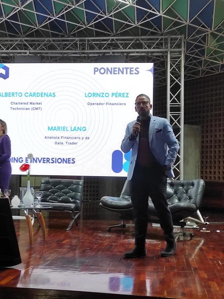 chacheoc's tweet photo. Hoy me sentí orgullosa por mis bebés 💜

La Queen 👑 @Mariellangsaez 
El partner @soyleocafecito 

Qué planazo el de hoy con #Venconnect 

La educación financiera es tan importante ⚠️ https://t.co/CwsiPDUKc2