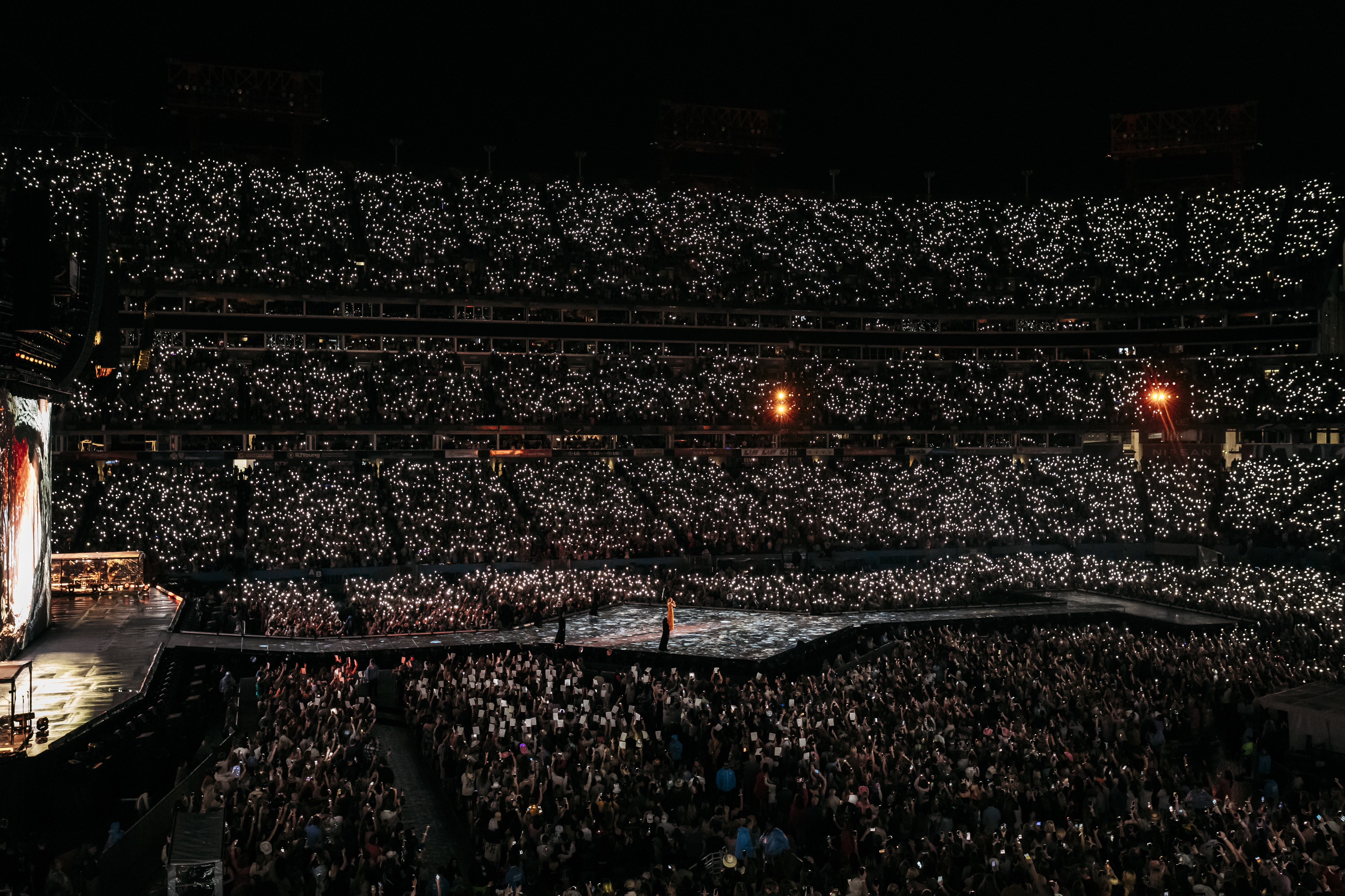 Taylor Swift What Makes The Singer So Popular On Her 2024 Tour?