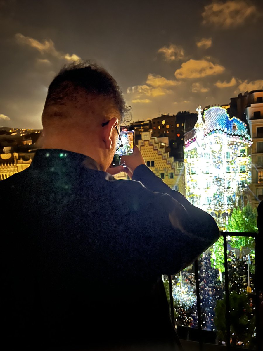 Watching the artist, watching the art. <a href="/refikanadol/">Refik Anadol</a>