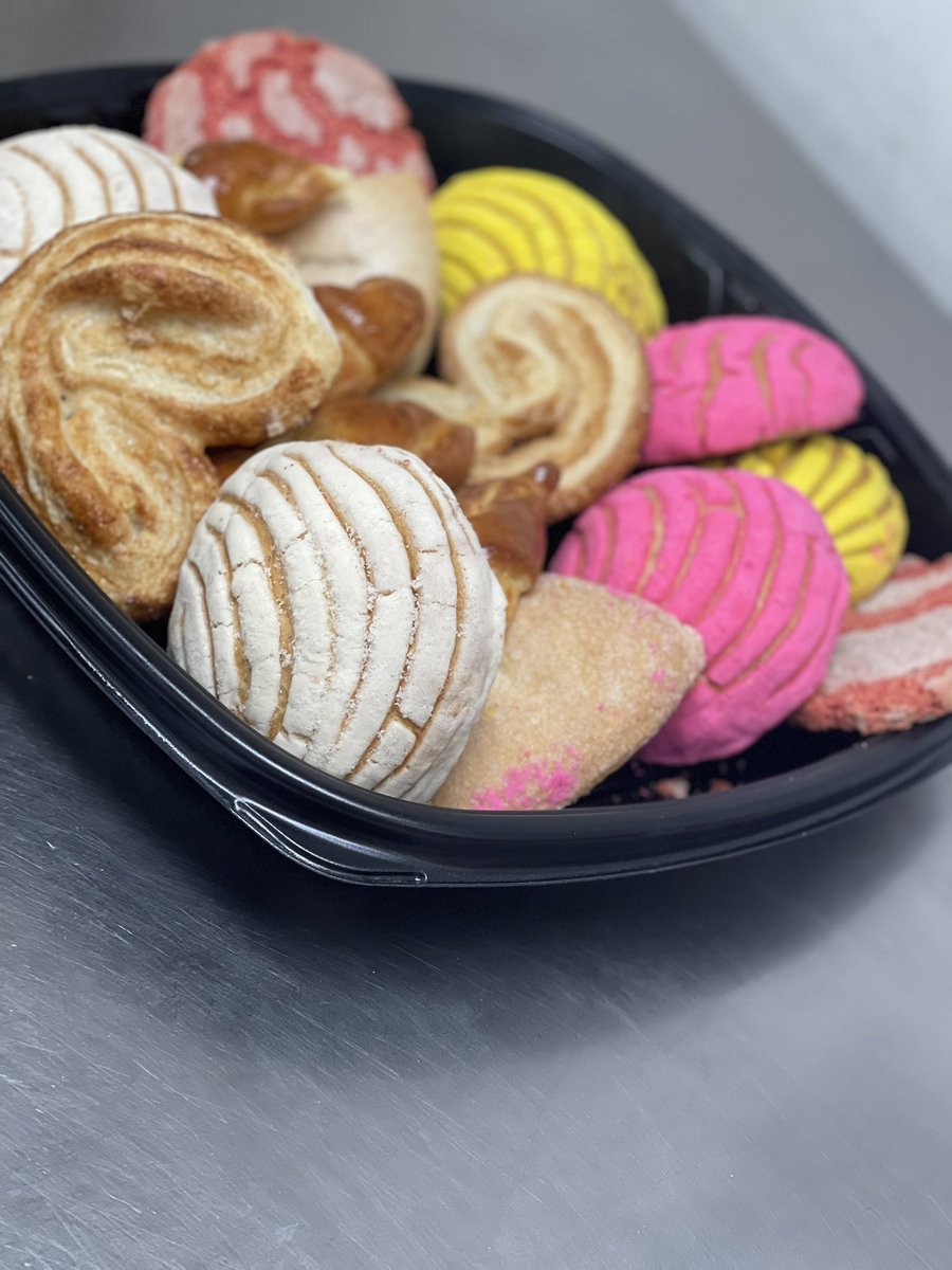 A_Foxy_Lady's tweet photo. Tacos and pan dulce for cinco de Mayo! A way to a persons heart is through their stomach right? 😜 #engageteammembers #chilisirving #culturematters 🌶️❤️ https://t.co/3AOslBVKM4