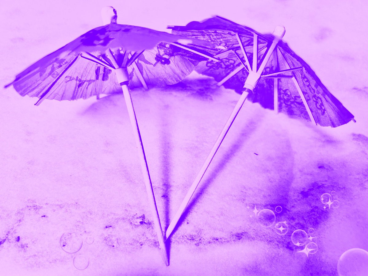 Doobeh_C's tweet photo. #May05
Esta
noche
~llueve~
y estrellitas blancas,
✨d
e✨
✨s
p✨
✨e
r✨
✨d
i✨
✨g
a✨
✨d
a✨
s,✨
(((gritan)))
en caída libre desde las alturas.
Hay humedad en los ojos de la luna.
He de amortiguarles el alma.
He de salvar alguna.
¡Salve, oh púrpura lluvia! https://t.co/mcCzzTYVXe
