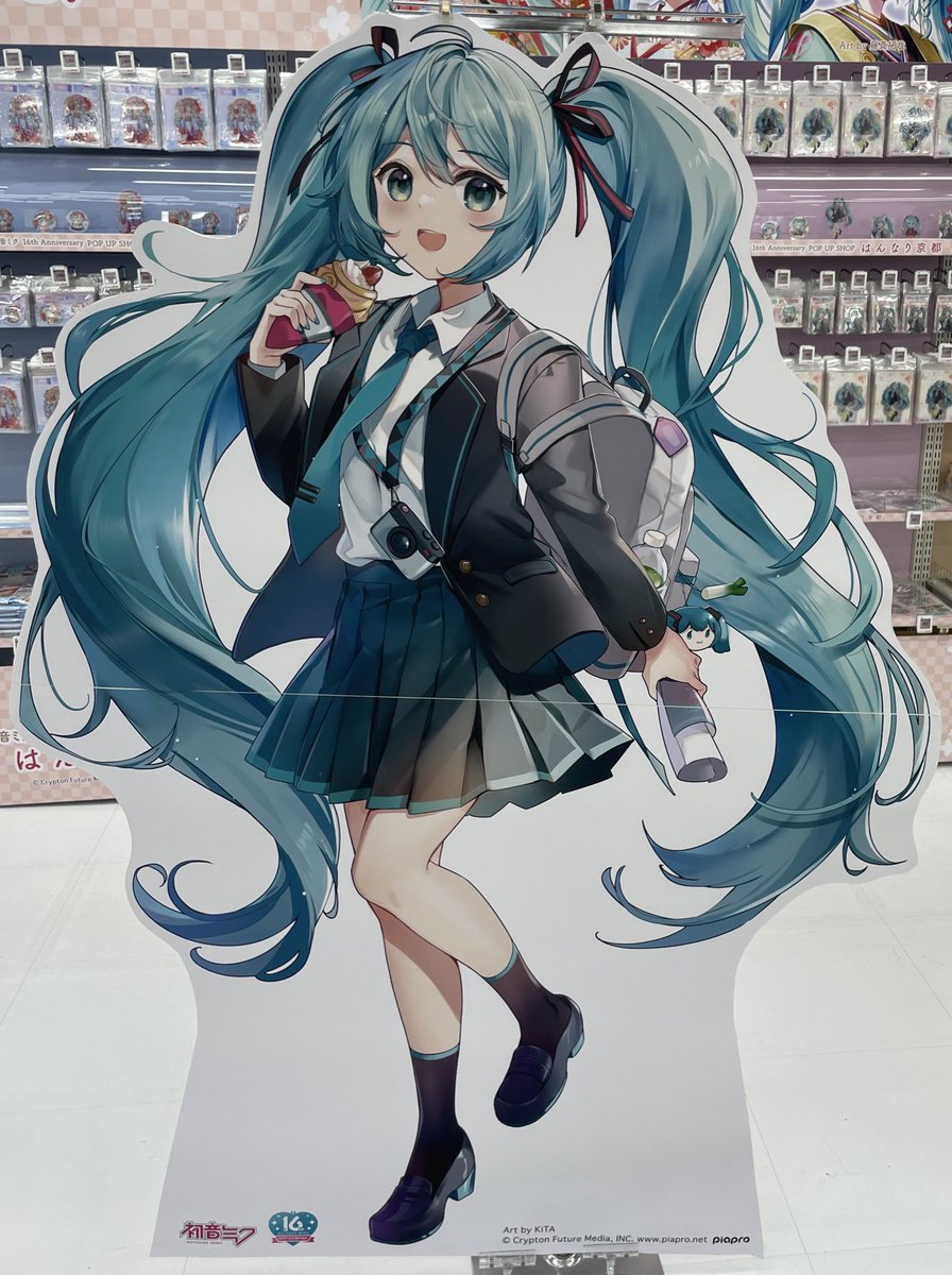 初音ミク 「やっと来れた…和服もセーラ服も可愛いなぁ! 閉店セール中なのね」|ひろぴぃのイラスト