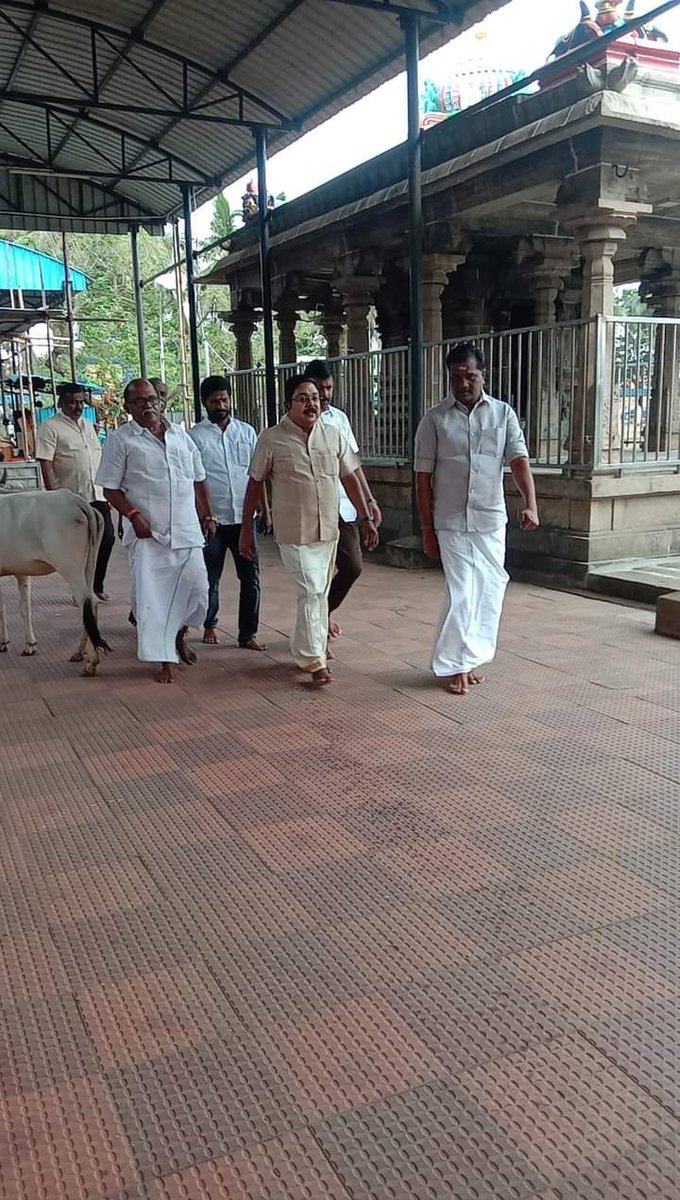 TPKSuresh_ammk's tweet photo. #TTVinசிவகங்கை 

சிவகங்கை மாவட்டம் பிள்ளையார்பட்டியில் கழக பொதுச்செயலாளர் மக்கள்செல்வர் வருங்கால தமிழக முதல்வர் அண்ணன் திரு. #டிடிவிதினகரன் அவர்கள் சாமி தரிசனம் செய்தார்.!
@TTVDhinakaran
@ammkofficial
#AMMK #TTVDhinakaran https://t.co/ACApMVSlWh