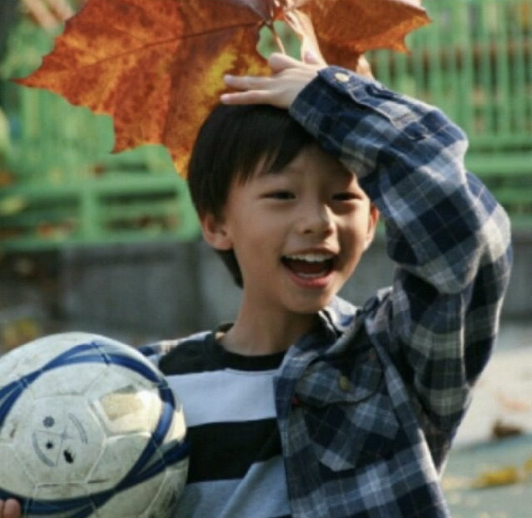 황현진얼굴 : 그시대에 가장 트렌디하게생김 이라는말이 넘인상깊어서 아직도 기억하는데
그게 갓딩(갓난아기란뜻), 얼딩, 초딩때도 해당될줄이야