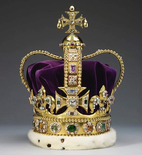 DevadasonTony's tweet photo. The crown tips the scales at a hefty 2kg, so it's safe to assume that the King had to pump some serious iron to
strengthen his neck muscles
#Coronation #StEdwardsCrown https://t.co/xTw16X89Ji