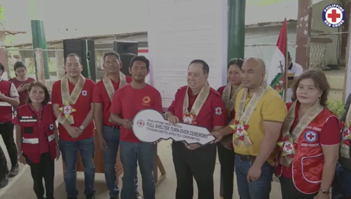 philredcross's tweet photo. π¨JUST INπ¨ Today, @philredcross turned over full shelters (houses) to communities affected by Super Typhoon Odette. Chairman Dick Gordon was present to personally oversee the distribution. #RedCrossPH π΅ππͺπΌπ€ https://t.co/nBbuLBJFka