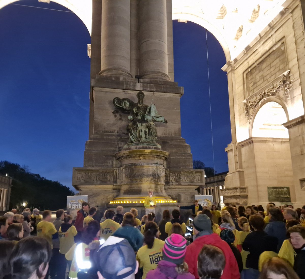 From #DarknessIntoLight #Brussels this morning giving #Hope #Dóchas #Hoop #Espoir to those facing dark days. A really enlightening walk.
