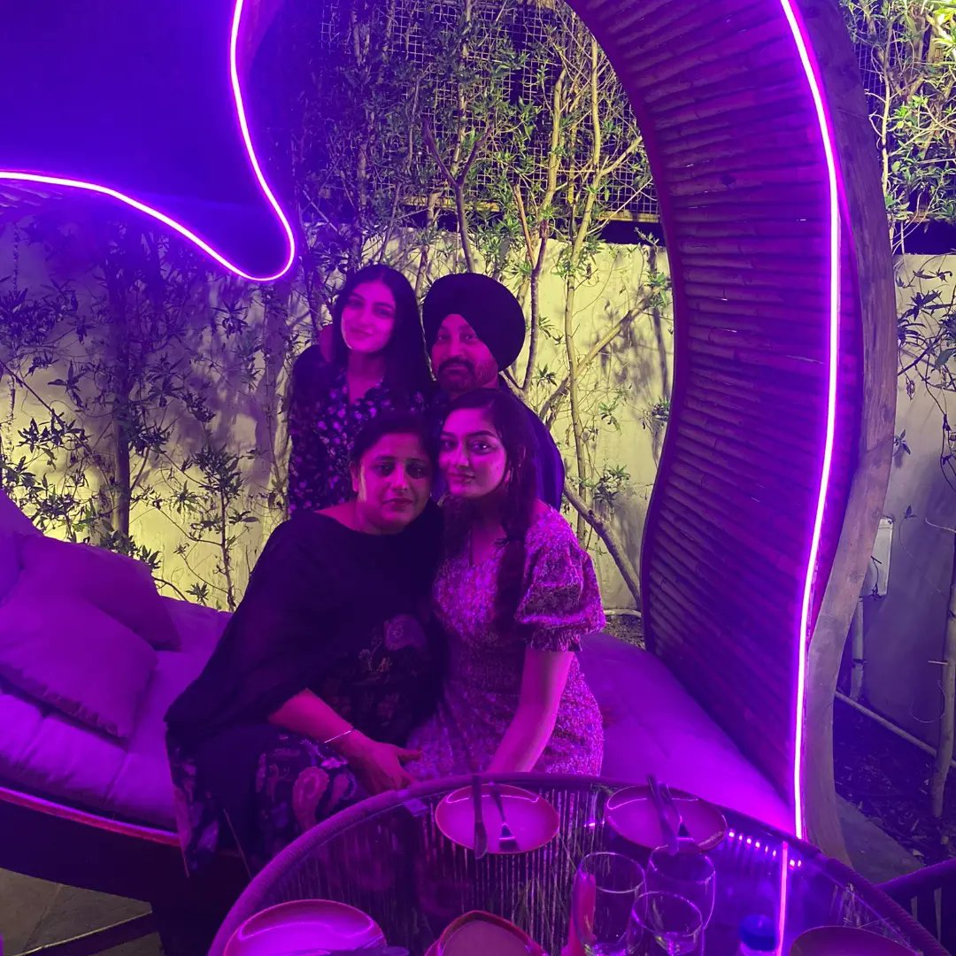 kulbirsinger's tweet photo. Family 🥰 #kulbir #kulbirsinger #punjabisinger #clubtropicana #clubtropicanaJalandhar https://t.co/XRFHpIokhd