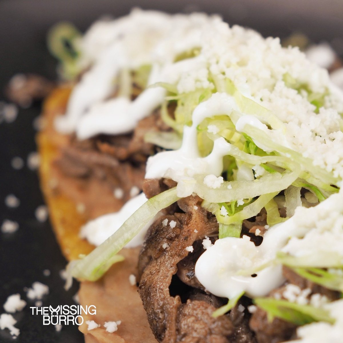 🇲🇽 We've got a delicious treat for you this weekend - our 100% authentic, hand-crafted Huaraches de Bistec! 🌮🥩 
#Thonglo 7
#streetfood 🌶️🍹 
#CincoDeMayo 
#AuthenticMexicanFood
