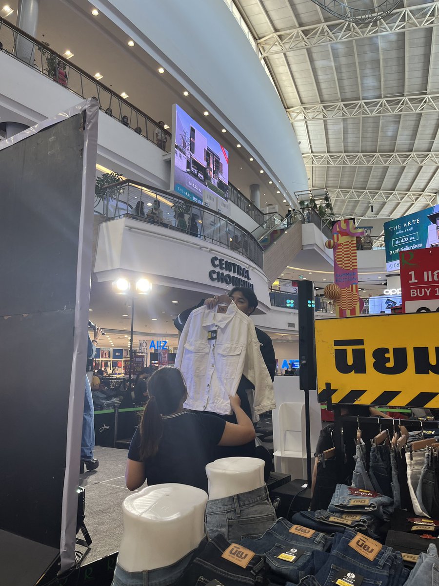 yinyarya's tweet photo. มาแล้วๆ แต่ไม่มีดวงได้luckyหรอ 555นุนิวมาส่งหรือเปล่า555 ถามเฉยๆ  #RBSNiyomJeansxZeePruk https://t.co/YBApexlU1w