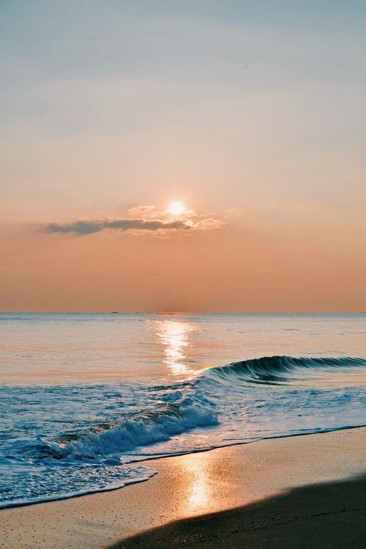 Nonostante tutto
il sole sorge ancora,
il mare è lì 
e sa essere anche rassicurante,
la vita continua
e quel che conta sono
i nostri valori più profondi
che albergano nel cuore

#Buongiorno 
#LimponderabileFragilitàDellEsistenza
#6maggio #Cétempo #NoiSiamoIlDestino
