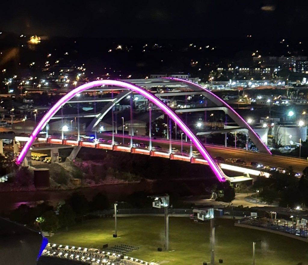 tswifterastour's tweet photo. A bridge in Nashville turned purple in honor of "Speak Now (Taylor’s Version)” 💜✨👀 #SpeakNowTaylorsVersion #TSTheErasTour #NashvilleTSTheErasTour https://t.co/sSE9ekGw3Z