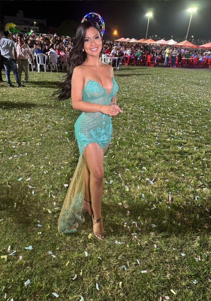 Wrocahidalgo's tweet image. Muchas gracias Villa Primero de Mayo. 

Quedo impresionada con lo inmensa que es la ciudadela con más de 300.000 mil habitantes. Llena de gente trabajadora, honesta y hospitalaria. 

Fue un placer ser su maestra de ceremonias en sus 54 aniversarios. Dios me los bendiga!