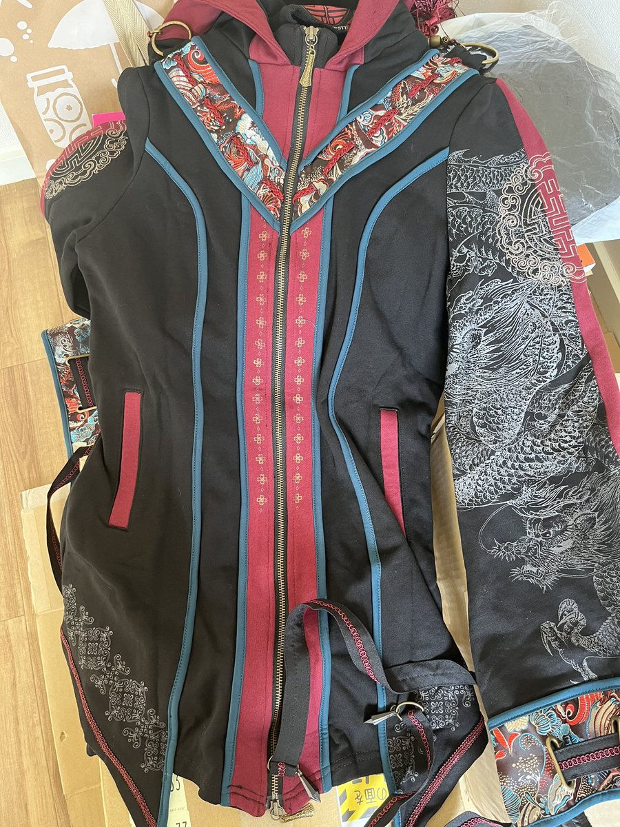 買ったけど、今期着られなかった服をお引越し。
キョンシーパーカーです。そりゃ、買うでしょ！
寒くなったら、着るね。
袖の龍がめっさお気に入り。 https://t.co/IaF6BjnX5w