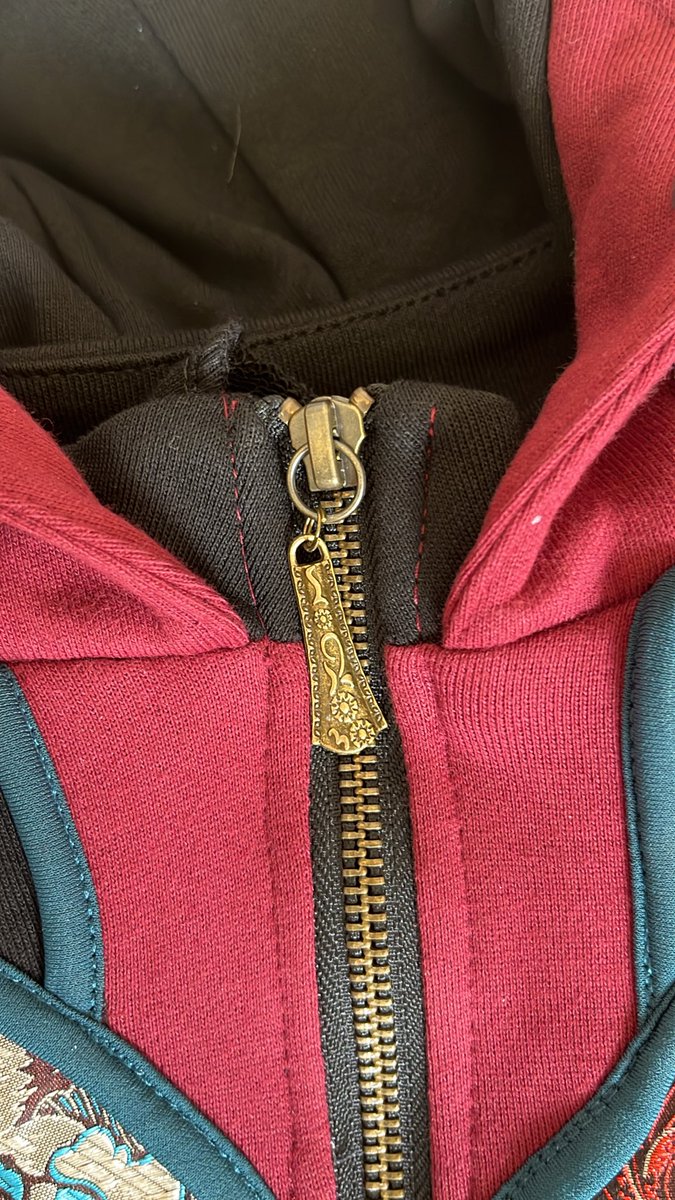 買ったけど、今期着られなかった服をお引越し。
キョンシーパーカーです。そりゃ、買うでしょ！
寒くなったら、着るね。
袖の龍がめっさお気に入り。 https://t.co/IaF6BjnX5w