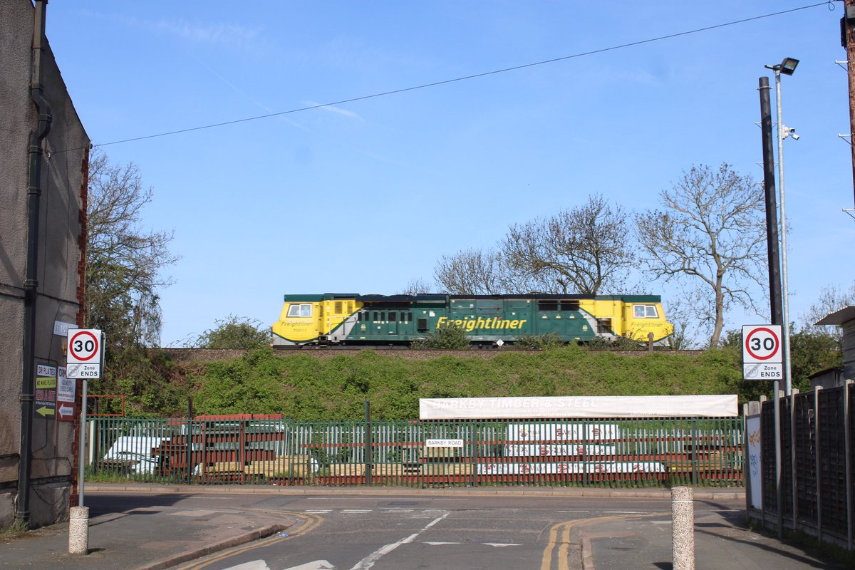 #SideOnSaturday 
70011 0E50 Crewe Basford Hall SSM to Peterborough. 3.5.23
Alongside Barkby Road , Leicester.