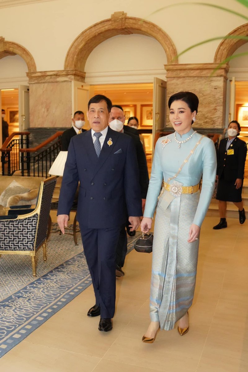 Thaipsyop1's tweet photo. 5 พ.ค.66
 🙏พระบาทสมเด็จพระเจ้าอยู่หัว และสมเด็จพระนางเจ้า ฯ พระบรมราชินี  เสด็จฯโดยรถยนต์พระที่นั่งจากโรงแรมเดอะแลนด์มาร์ค ลอนดอน ที่ประทับแรม ไปทรงร่วมงานพระราชทานเลี้ยงรับร��งฯ ตามคำทูลเชิญของสมเด็จพระเจ้าชาลส์ที่ 3 
📌 พระราชวังบักกิงแฮม
#พระราชพิธีบรมราชาภิเษก
Cr. พระลาน https://t.co/l7UI6fhYlt