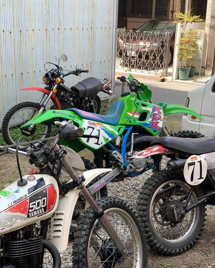 TanshaOyaji's tweet photo. オフ車は工場汚れるので
やってません
SR専門店です
かいじょーちゅー♪
#motorworksimamura #モーターワークスイマムラ #sr400 #sr500 #yamahasr500 #yamahasr400 #xt500 #TT500 #yamahaxt500 #kdx250 #xt250 https://t.co/0CgG2OMS1E https://t.co/Zsx8gjV8zw