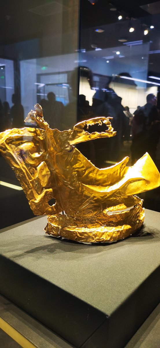 withwolf79's tweet image. 三星堆的黄金面具，基本上都是金箔打造，用料和工艺比古埃及法老的黄金面具差距很大。黄金稀缺，用不起金板只能用金箔，金箔太软难以镶嵌珠宝。