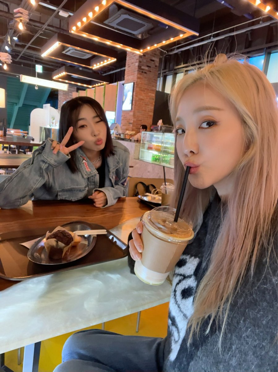 krungy21's tweet photo. 민지랑 린지 뮤지컬 보러간날. 공연 시작 한시간전에 만나기로 했는데 민지가 또 한시간반 전에 와있었다🥹🤣👍🏻 막내가 나 커피랑 빵 사줬어😋☕️🥧🍪 #infj vs #intj ㅋㅋㅋ 
#realmaknea &amp; #fakemaknae https://t.co/PuaAd2t5b2