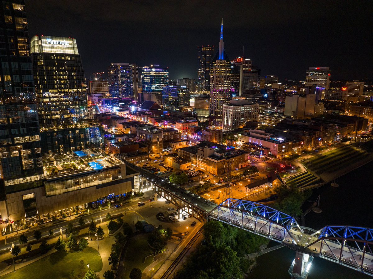 swifferupdates's tweet photo. 🌃| Nashville is lit up in purple tonight following the announcement of “Speak Now (Taylor’s Version).” https://t.co/xKOXP5uL6i