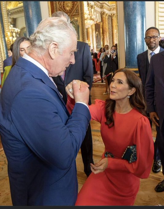 evauviedo's tweet image. Como assim vcs não estão comentando os looks do red carpet da recepção pré #Coronation do Rei Charles III? #CoronationWeekend   

já notei aqui uma tendência #colorblock