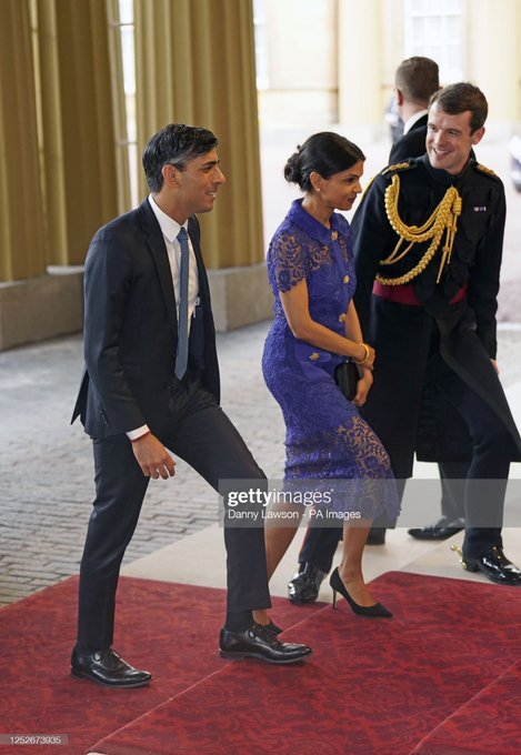 evauviedo's tweet image. Como assim vcs não estão comentando os looks do red carpet da recepção pré #Coronation do Rei Charles III? #CoronationWeekend   

já notei aqui uma tendência #colorblock