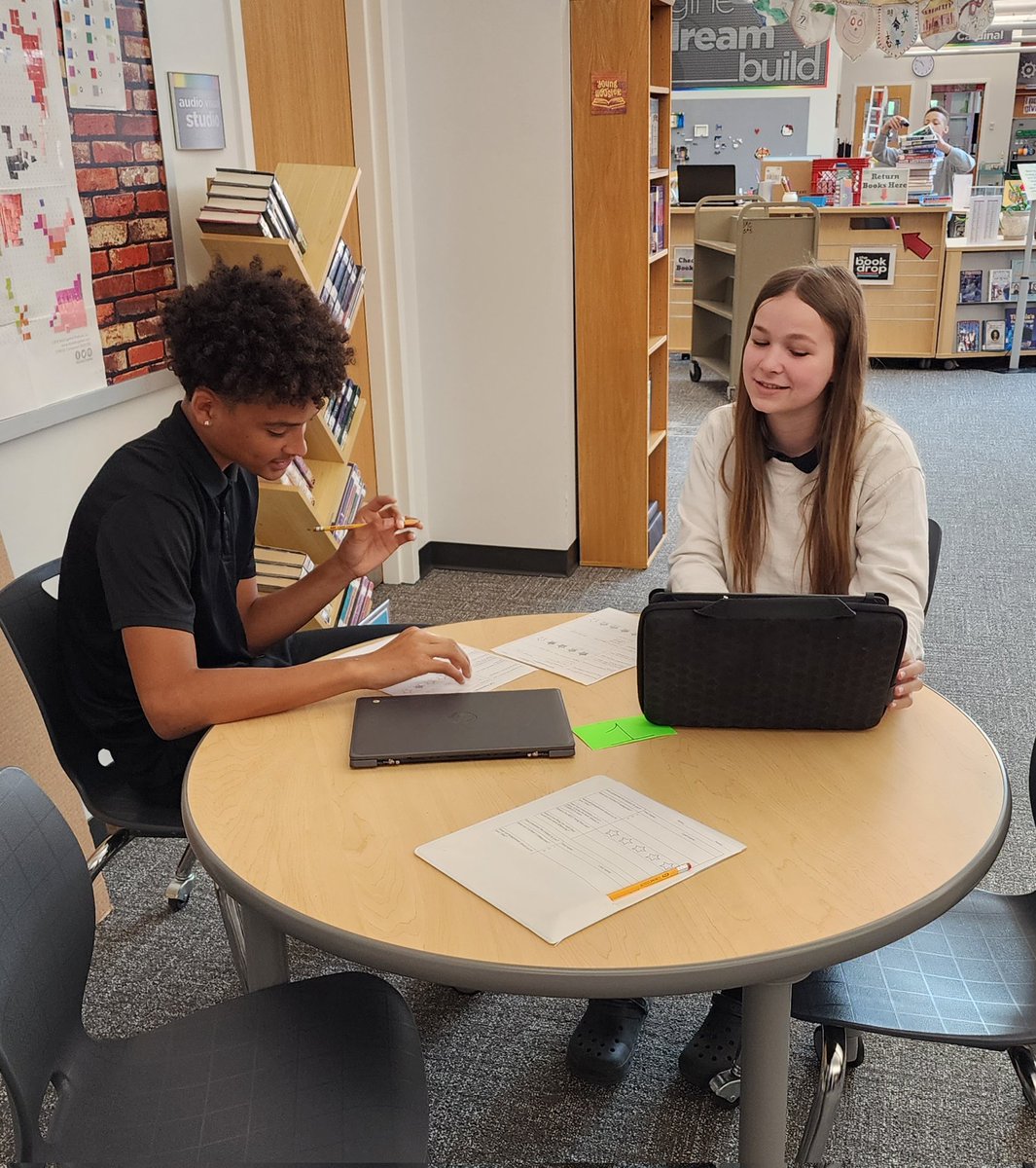 msbynum_sms's tweet photo. Great way to end teacher appreciation week @SouthportMiddle by working with one of my favorite educators, Mrs. Klingler! Students are reading The Outsiders and we combined classes for students to share their Tuff projects showing off what they think is "cool" and why. https://t.co/t6Yo8wocsq