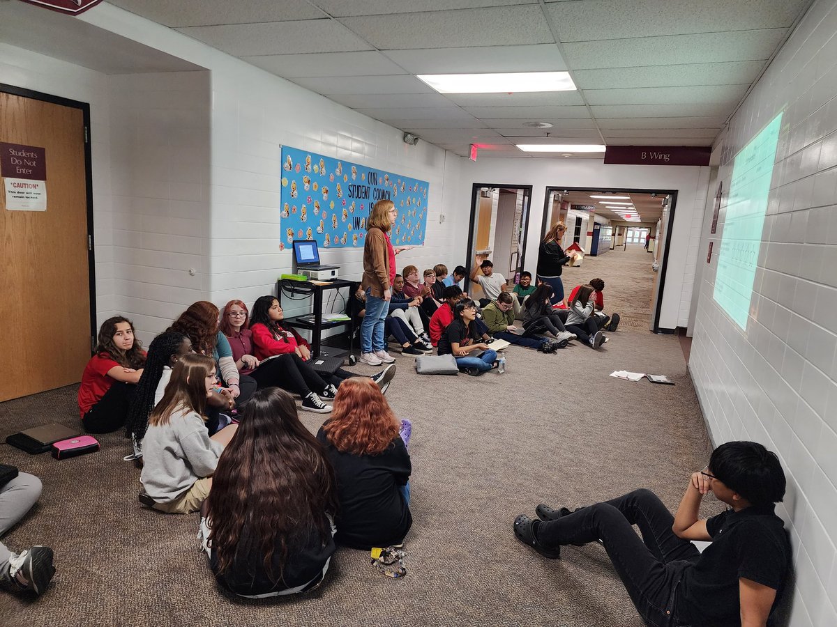 msbynum_sms's tweet photo. Great way to end teacher appreciation week @SouthportMiddle by working with one of my favorite educators, Mrs. Klingler! Students are reading The Outsiders and we combined classes for students to share their Tuff projects showing off what they think is "cool" and why. https://t.co/t6Yo8wocsq