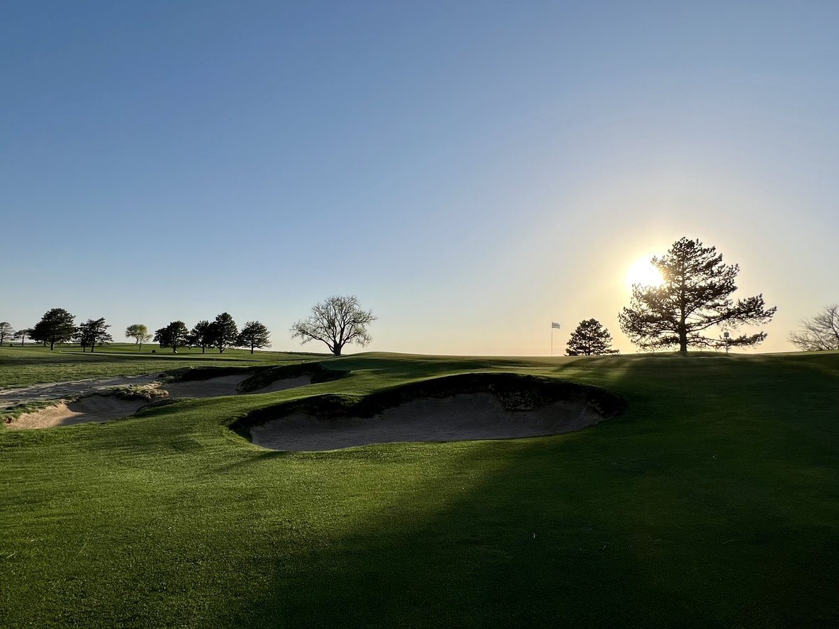 ClayPayneTurf's tweet photo. Golden hour for Round 1 of our 2023 @GCCClassic @BuffaloDunes . It’s looking like the women will get some local wind tomorrow. Enjoy!  #MuniGolf https://t.co/iprUQakKAF