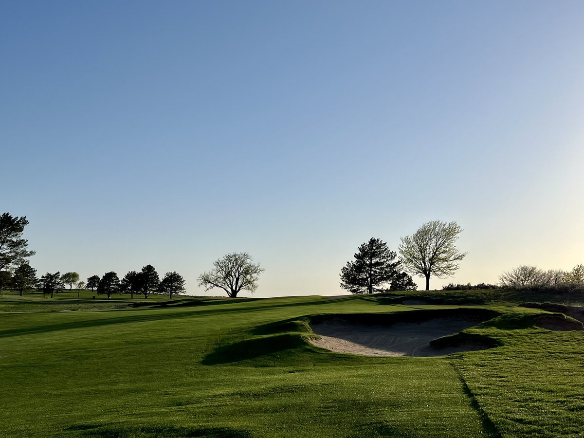 ClayPayneTurf's tweet photo. Golden hour for Round 1 of our 2023 @GCCClassic @BuffaloDunes . It’s looking like the women will get some local wind tomorrow. Enjoy!  #MuniGolf https://t.co/iprUQakKAF