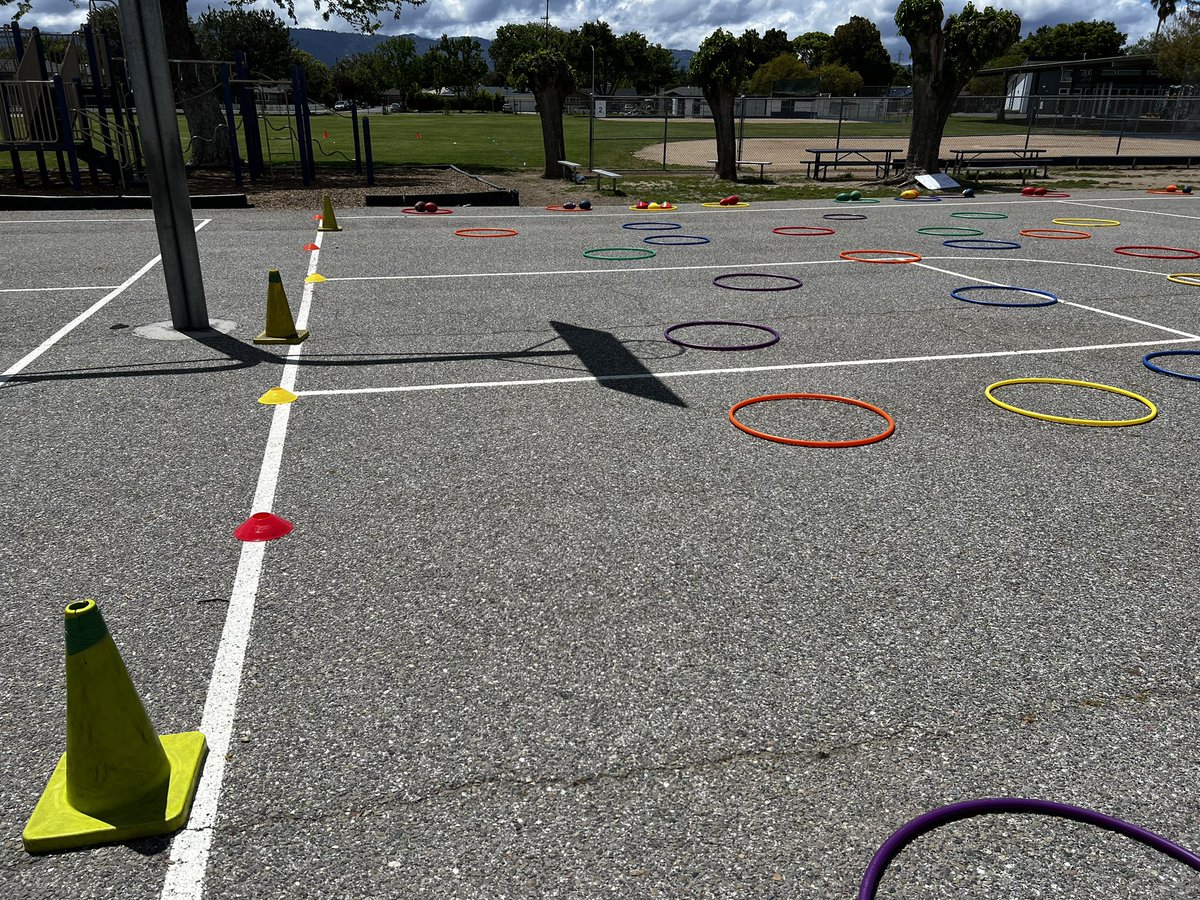 MrMercadoPE's tweet photo. Favorite football game! Hula hoop touchdown 🏈 

Students are in teams working on throwing &amp; catching. It’s a TD when the receiver catches the football &amp; both feet are inside the hula hoop

#physed #elementaryphysed https://t.co/4Ium1SEHGf