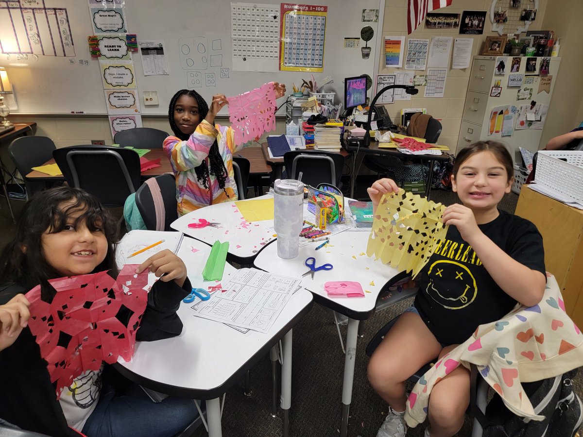 Fatima_DelCampo's tweet photo. We had fun celebrating Cinco de Mayo activities! 🇲🇽🥳 My students made Papel Picado, Paper Bag Piñatas, learned the Mexican Hat Dance, and enjoyed some chips &amp; dip and Tres Leches Cake! 🪅🎂🌮😋 @HumbleISD_LSE https://t.co/4lD2gwEC2U