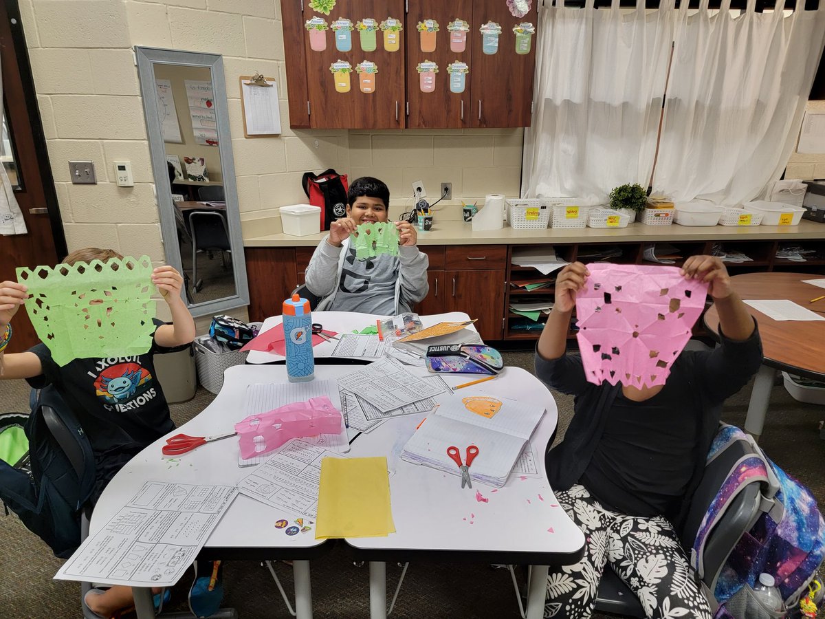 Fatima_DelCampo's tweet photo. We had fun celebrating Cinco de Mayo activities! 🇲🇽🥳 My students made Papel Picado, Paper Bag Piñatas, learned the Mexican Hat Dance, and enjoyed some chips &amp; dip and Tres Leches Cake! 🪅🎂🌮😋 @HumbleISD_LSE https://t.co/xQSh23GSjo