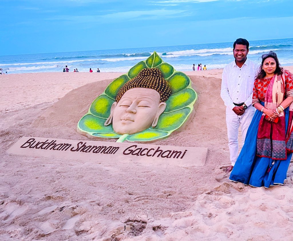akshaprabha's tweet photo. It was my great Fan Moment and an honour to meet Padma Shri Sudarshan ji Pattnaik as he created this beautiful Art Work on the auspicious day of Buddha Purnima! May his work inspire millions across the globe and  May Peace &amp; Harmony be with one and all 🙏🏼@yashrajx @sudarsansand https://t.co/6d4KBr96EV