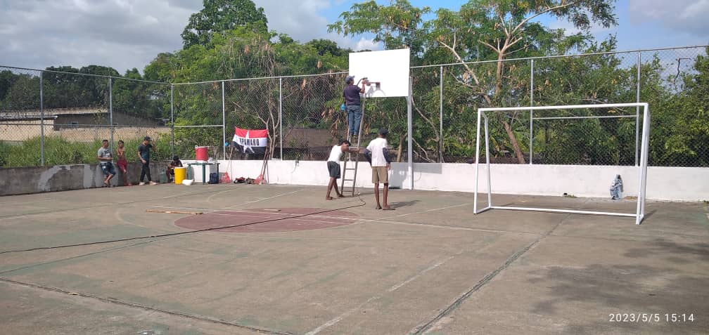 angostura0riMRT's tweet photo. RECUPERACIÓN Y  PROGRESO🔨⚒️

Desde el Mpio. Angostura del Orinoco,  #TUPAMARO  inició trabajos de mantenimiento  y recuperación de la cancha deportiva de la comunidad Simón Bolívar, sector 3. En sinergia con el Instituto municipal de deporte y recreación del Edo. Bolívar. https://t.co/VCNbw4lR4F