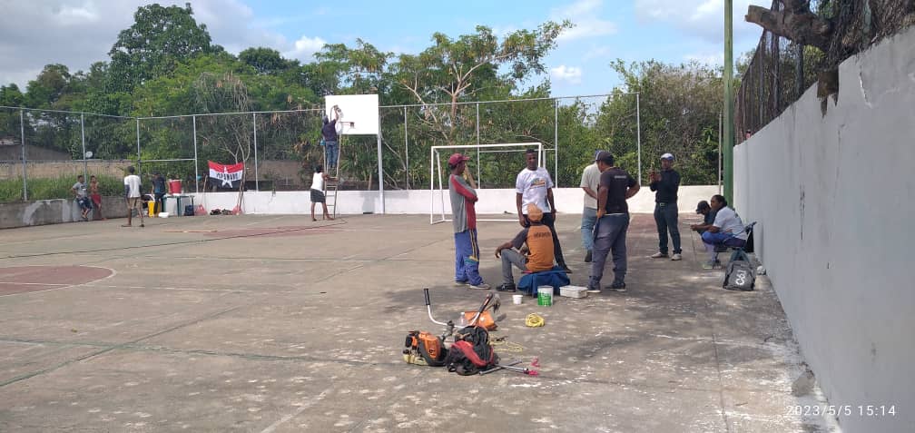 RECUPERACIÓN Y  PROGRESO🔨⚒️

Desde el Mpio. Angostura del Orinoco,  #TUPAMARO  inició trabajos de mantenimiento  y recuperación de la cancha deportiva de la comunidad Simón Bolívar, sector 3. En sinergia con el Instituto municipal de deporte y recreación del Edo. Bolívar.