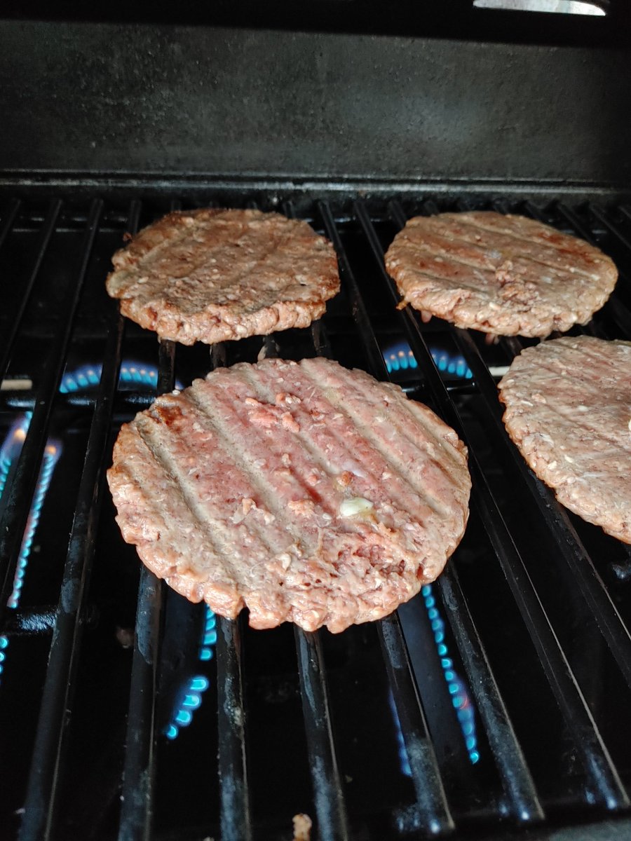 aleeminate's tweet photo. My attempt at burgers.😋 https://t.co/y8i9jtkjmt