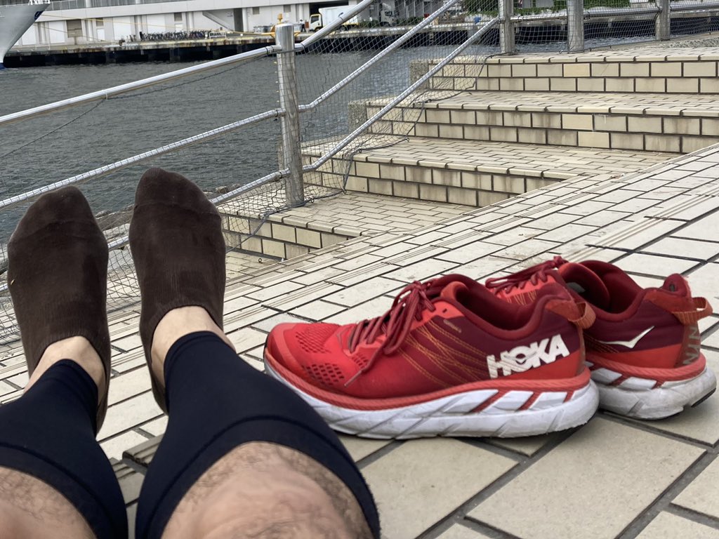 tripstar0522's tweet photo. 今日は5.3kmの通勤 #朝ラン 。みなとのもり公園にはランナーが多数いました。

途中、燃料電池バス🚌を目撃しました。神戸市バスもこんなの導入したんですね…🤔

コース
新神戸→二宮橋→磯上公園→みなとのもり公園→atoa前→メリケンパーク（BEKOBE）→栄町通→花隈公園

👟→ #HOKA   #CLIFTON6 https://t.co/BML0vilONT