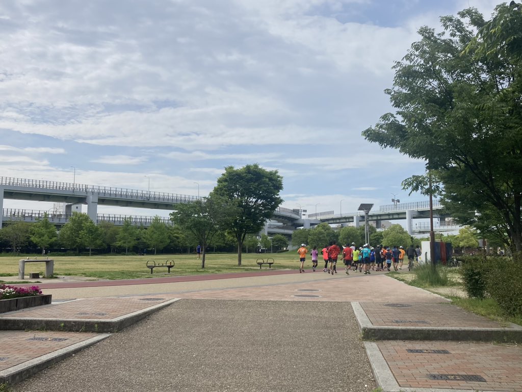 tripstar0522's tweet photo. 今日は5.3kmの通勤 #朝ラン 。みなとのもり公園にはランナーが多数いました。

途中、燃料電池バス🚌を目撃しました。神戸市バスもこんなの導入したんですね…🤔

コース
新神戸→二宮橋→磯上公園→みなとのもり公園→atoa前→メリケンパーク（BEKOBE）→栄町通→花隈公園

👟→ #HOKA   #CLIFTON6 https://t.co/BML0vilONT
